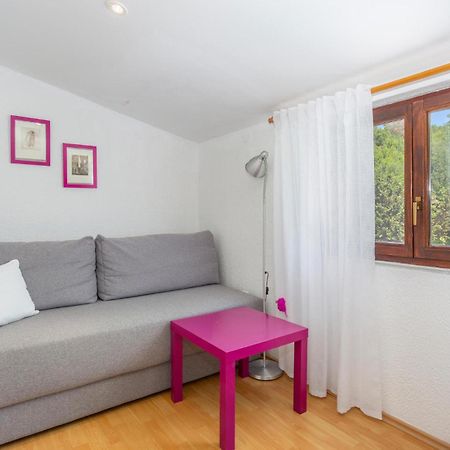 Beautiful Apartment In Omisalj With Kitchen エクステリア 写真