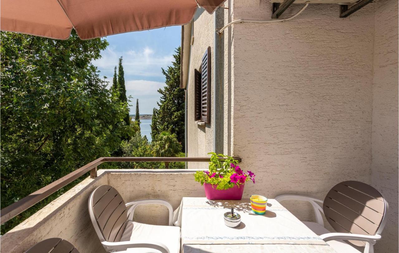 Beautiful Apartment In Omisalj With Kitchen エクステリア 写真