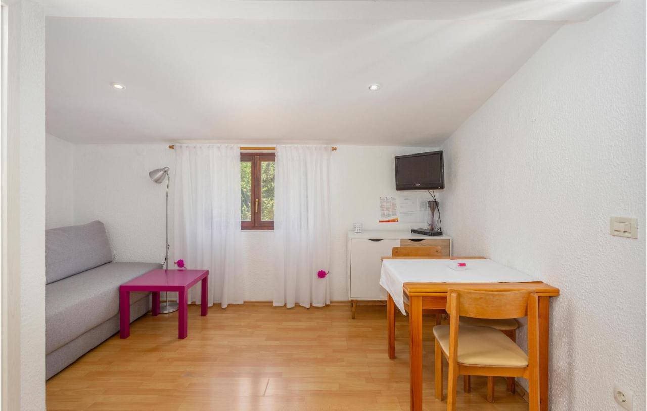 Beautiful Apartment In Omisalj With Kitchen エクステリア 写真